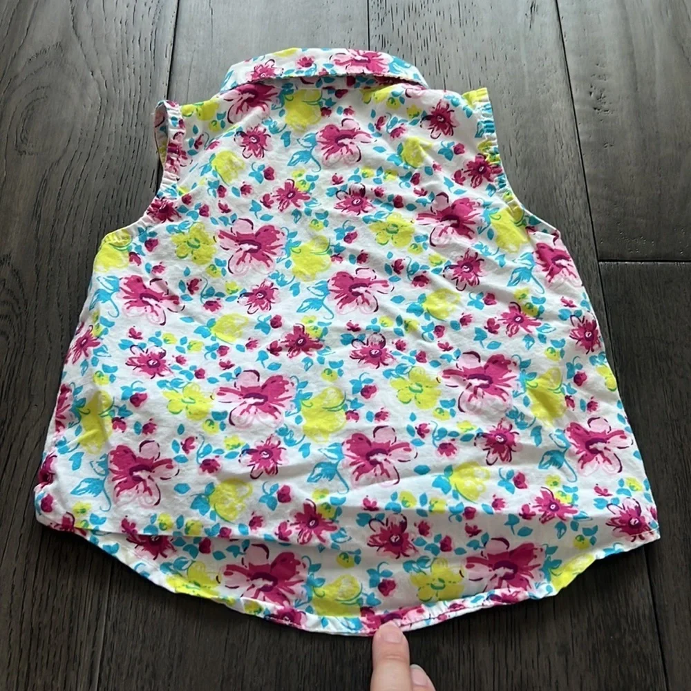 Girl, floral sleeveless button down, collared high low crop front tie shirt